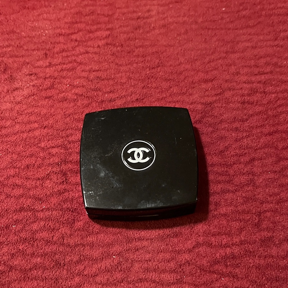 CHANEL Sleek Black Compact